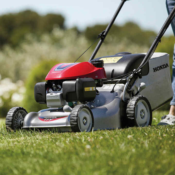 Honda petrol self propelled lawn 2024 mower